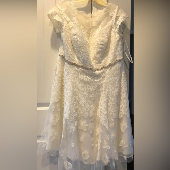 Short oleg cassini cap sleeve illusion wedding dress - Picture 3 of 6